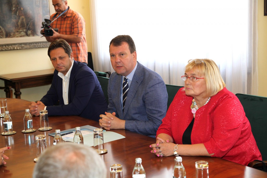 Нова улагања у побољшање услова за лечење пацијената и рад здравствених установа Нова улагања у побољшање услова за лечење пацијената и рад здравствених установа