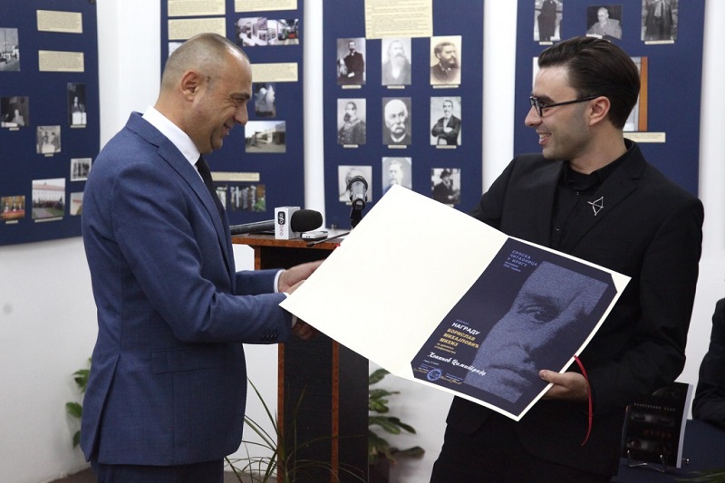 Потпредседник Милићевић уручио Михизову награду Димитрију Коканову Потпредседник Милићевић уручио Михизову награду Димитрију Коканову