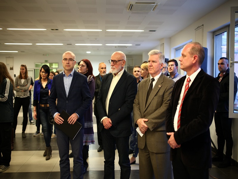 Gradonačelnik Vučević i ambasador Skat na otvaranju izložbe u KCNS Gradonačelnik Vučević i ambasador Skat na otvaranju izložbe u KCNS
