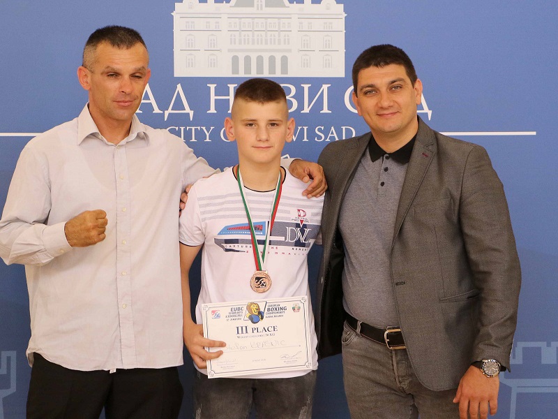 МЛАДИ БОКСЕР СТЕФАН КРАСНИЋ У ГРАДСКОЈ КУЋИ МЛАДИ БОКСЕР СТЕФАН КРАСНИЋ У ГРАДСКОЈ КУЋИ