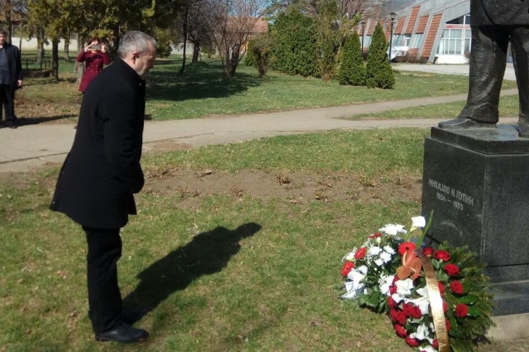 У ИДВОРУ ПОЛОЖЕНИ ВЕНЦИ И ОДАТА ПОЧАСТ МИХАЈЛУ ПУПИНУ У ИДВОРУ ПОЛОЖЕНИ ВЕНЦИ И ОДАТА ПОЧАСТ МИХАЈЛУ ПУПИНУ