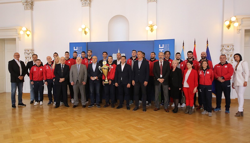 СПОРТИСТИ ОДБОЈКАШКОГ КЛУБА “ВОЈВОДИНА НС СЕМЕ“ НА ПРИЈЕМУ КОД ГРАДОНАЧЕЛНИКА СПОРТИСТИ ОДБОЈКАШКОГ КЛУБА “ВОЈВОДИНА НС СЕМЕ“ НА ПРИЈЕМУ КОД ГРАДОНАЧЕЛНИКА