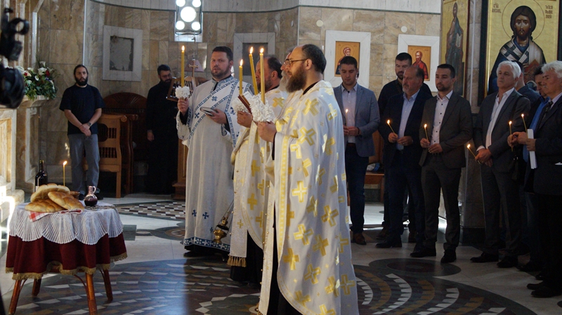 У ВЕТЕРНИКУ ЈЕ ОДРЖАН ЈЕ ПАРАСТОС ЖРТВАМА „БЉЕСКА“ У ВЕТЕРНИКУ ЈЕ ОДРЖАН ЈЕ ПАРАСТОС ЖРТВАМА „БЉЕСКА“