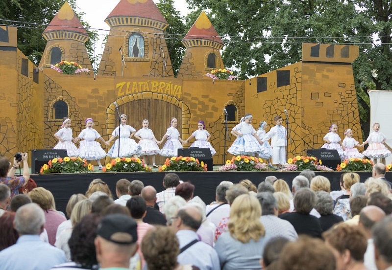 26. DEČJI FOLKLORNI FESTIVAL „ZLATNA KAPIJA“ U KISAČU – 26. DFF ZLATÁ BRÁNA V KYSÁČI 2019 26. DEČJI FOLKLORNI FESTIVAL „ZLATNA KAPIJA“ U KISAČU – 26. DFF ZLATÁ BRÁNA V KYSÁČI 2019