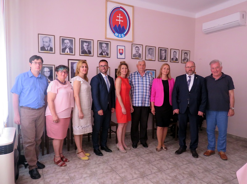 DELEGACIJA TRNAVSKOG SAMOUPRAVNOG REGIONA U BAČKOM PETROVCU – DELEGÁCIA TRNAVSKÉHOSAMOSPRÁVNEHO KRAJA V BÁČSKOM PETROVCI DELEGACIJA TRNAVSKOG SAMOUPRAVNOG REGIONA U BAČKOM PETROVCU – DELEGÁCIA TRNAVSKÉHOSAMOSPRÁVNEHO KRAJA V BÁČSKOM PETROVCI