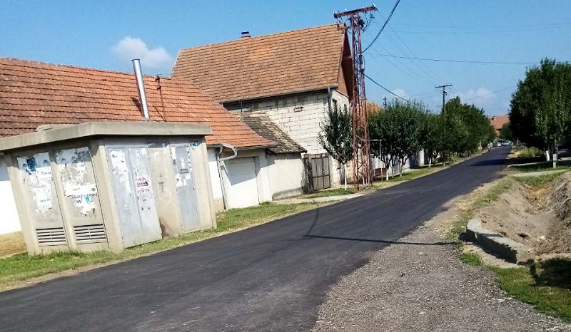 NOVI ASFALT – ZAVRŠNI ASFALTNI SLOJ NA PUTEVIMA U BAČKOM PETROVCU NOVÁ ASFALTOVÁ VRSTVA NA CESTÁCH V BÁČSKOM PETROVCI NOVI ASFALT – ZAVRŠNI ASFALTNI SLOJ NA PUTEVIMA U BAČKOM PETROVCU NOVÁ ASFALTOVÁ VRSTVA NA CESTÁCH V BÁČSKOM PETROVCI
