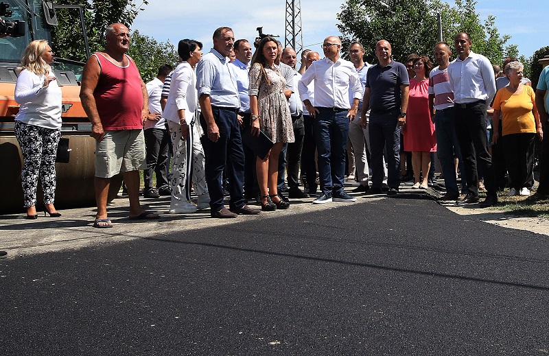 НАПРЕДУЈУ РАДОВИ НА АСФАЛТИРАЊУ УЛИЦА НА ВИДОВДАНСКОМ НАСЕЉУ НАПРЕДУЈУ РАДОВИ НА АСФАЛТИРАЊУ УЛИЦА НА ВИДОВДАНСКОМ НАСЕЉУ