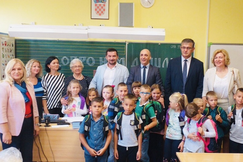 УЧЕНИЦИМА ИЗ ВУКОВАРА ТРАДИЦИОНАЛНО ДОНИРАНИ УЏБЕНИЦИ УЧЕНИЦИМА ИЗ ВУКОВАРА ТРАДИЦИОНАЛНО ДОНИРАНИ УЏБЕНИЦИ