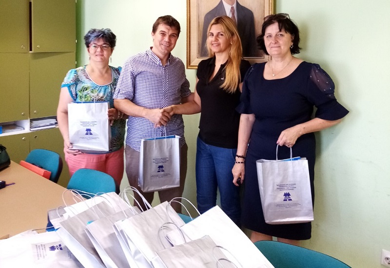 ÐACIMA URUČENI POKONI NACIONALNOG SAVETA SLOVAČKE NACIONALNE MANJINE / PIATAKOM S VYUČOVACOU REČOU SLOVENSKOU DARČEKY OD NÁRODNOSTNEJ RADY SLOVENSKEJ NÁRODNOSTNEJ MENŠINY ÐACIMA URUČENI POKONI NACIONALNOG SAVETA SLOVAČKE NACIONALNE MANJINE / PIATAKOM S VYUČOVACOU REČOU SLOVENSKOU DARČEKY OD NÁRODNOSTNEJ RADY SLOVENSKEJ NÁRODNOSTNEJ MENŠINY
