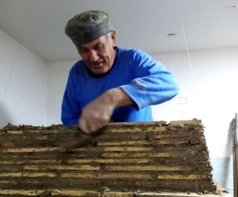 MAJSTOR KERAMIČAR JAROSLAV RIBOVIČ IZ BAČKOG PETROVCA. MAJSTOR KERAMIČAR JAROSLAV RIBOVIČ IZ BAČKOG PETROVCA.