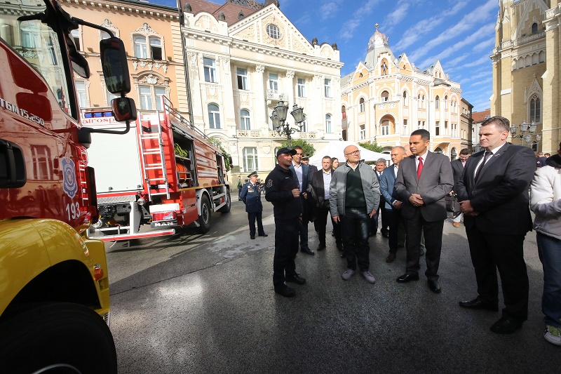 ГРАД ОБЕЗБЕДИО САВРЕМЕНО ВАТРОГАСНО ВОЗИЛО ЗА НОВОСАДСКУ ЈЕДИНИЦУ ГРАД ОБЕЗБЕДИО САВРЕМЕНО ВАТРОГАСНО ВОЗИЛО ЗА НОВОСАДСКУ ЈЕДИНИЦУ