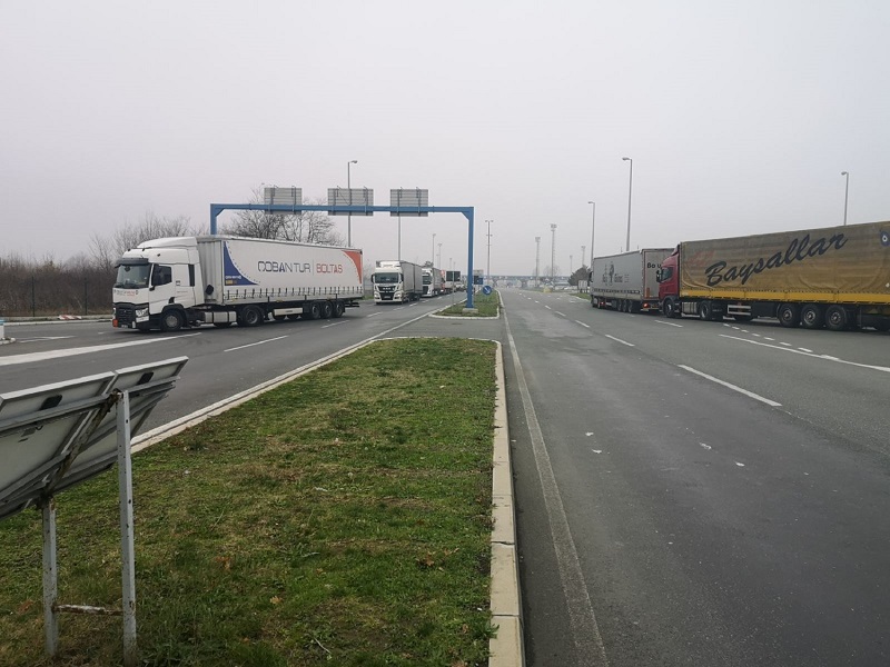 ТЕРЕТНИ САОБРАЋАЈ НА БАТРОВЦИМА СЕ ПОЛАКО НОРМАЛИЗУЈЕ ТЕРЕТНИ САОБРАЋАЈ НА БАТРОВЦИМА СЕ ПОЛАКО НОРМАЛИЗУЈЕ