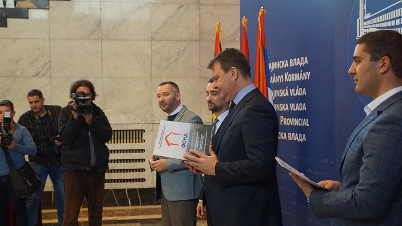 БЕСПОВРАТНА СРЕДСТВА ЗА КУПОВИНУ КУЋА ЗА 20 ИЗБЕГЛИЧКИХ ПОРОДИЦА БЕСПОВРАТНА СРЕДСТВА ЗА КУПОВИНУ КУЋА ЗА 20 ИЗБЕГЛИЧКИХ ПОРОДИЦА