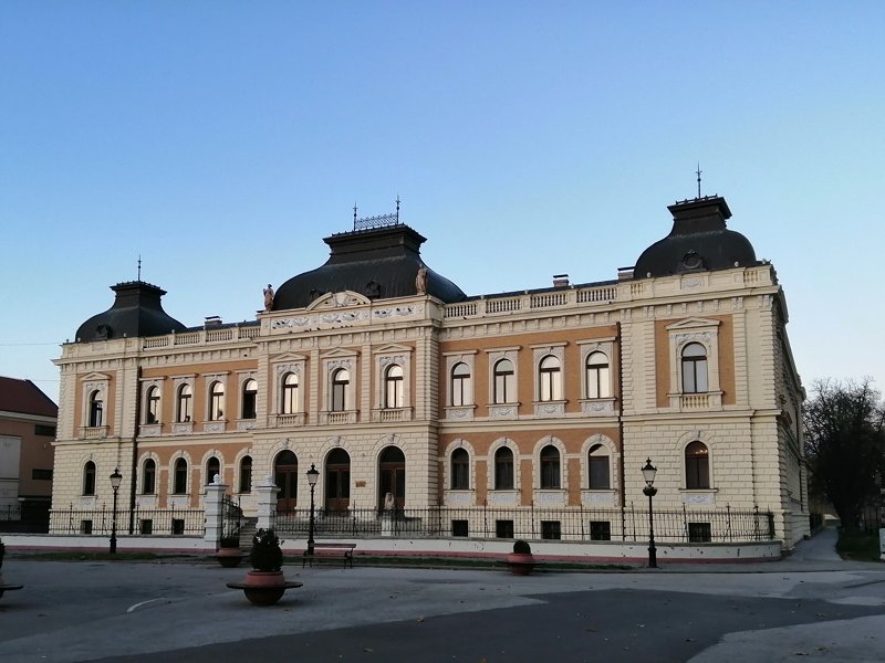 СРЕМСКИ КАРЛОВЦИ ЧУВАРИ КУЛТУРЕ, ДУХОВНОСТИ, ВИНА И ПЕСНИШТВА СРЕМСКИ КАРЛОВЦИ ЧУВАРИ КУЛТУРЕ, ДУХОВНОСТИ, ВИНА И ПЕСНИШТВА
