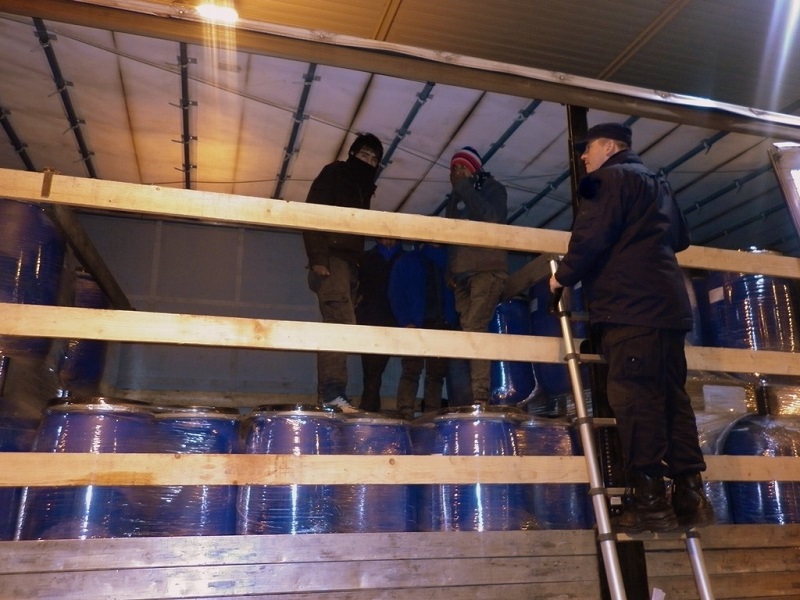 Migranti među buradima punim višanja u alkoholu Migranti među buradima punim višanja u alkoholu