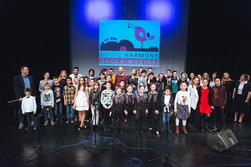 U gimnaziji „Laza Kostić“ održan Novogodišnji koncert škole „Music Harmony“ U gimnaziji „Laza Kostić“ održan Novogodišnji koncert škole „Music Harmony“