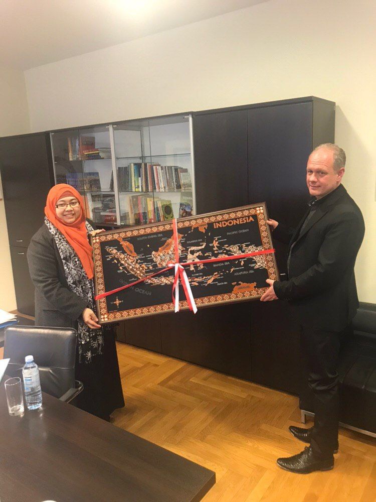 ПАНАОТОВИЋ СА ПРЕДСТАВНИЦИМА АМБАСАДЕ ИНДОНЕЗИЈЕ ПАНАОТОВИЋ СА ПРЕДСТАВНИЦИМА АМБАСАДЕ ИНДОНЕЗИЈЕ