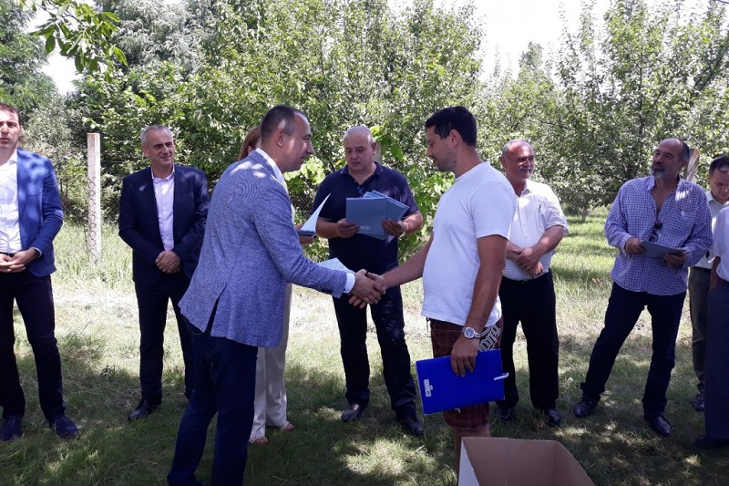 ПЧЕЛАРИМА У КИКИНДИ УРУЧЕНИ УГОВОРИ ЗА ДОДЕЛУ БЕСПОВРАТНИХ СРЕДСТАВА ПЧЕЛАРИМА У КИКИНДИ УРУЧЕНИ УГОВОРИ ЗА ДОДЕЛУ БЕСПОВРАТНИХ СРЕДСТАВА