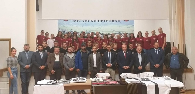 УРУЧЕНА ДОНАЦИЈА ФОНДА ПРУЖАЊЕ ПОМОЋИ ИЗБЕГЛИМ, ПРОГНАНИМ И РАСЕЉЕНИМ ЛИЦИМA АП ВОЈВОДИНЕ УРУЧЕНА ДОНАЦИЈА ФОНДА ПРУЖАЊЕ ПОМОЋИ ИЗБЕГЛИМ, ПРОГНАНИМ И РАСЕЉЕНИМ ЛИЦИМA АП ВОЈВОДИНЕ