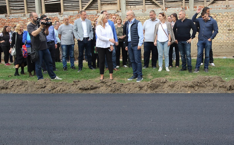 НАПРЕДУЈУ РАДОВИ НА ПУТНОЈ ИНФРАСТРУКТУРИ У КАЋУ НАПРЕДУЈУ РАДОВИ НА ПУТНОЈ ИНФРАСТРУКТУРИ У КАЋУ