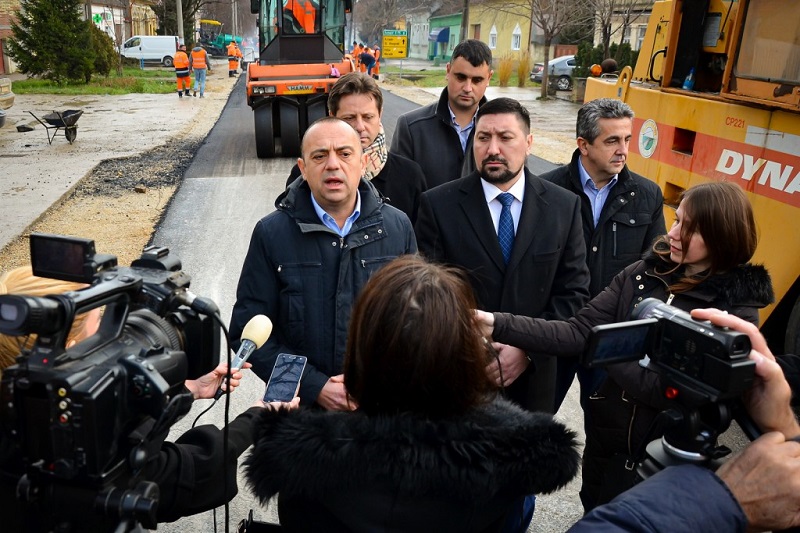 КОМПЛЕТНА ОБНОВА САОБРАЋАЈНИЦЕ У БЕШКИ КОМПЛЕТНА ОБНОВА САОБРАЋАЈНИЦЕ У БЕШКИ