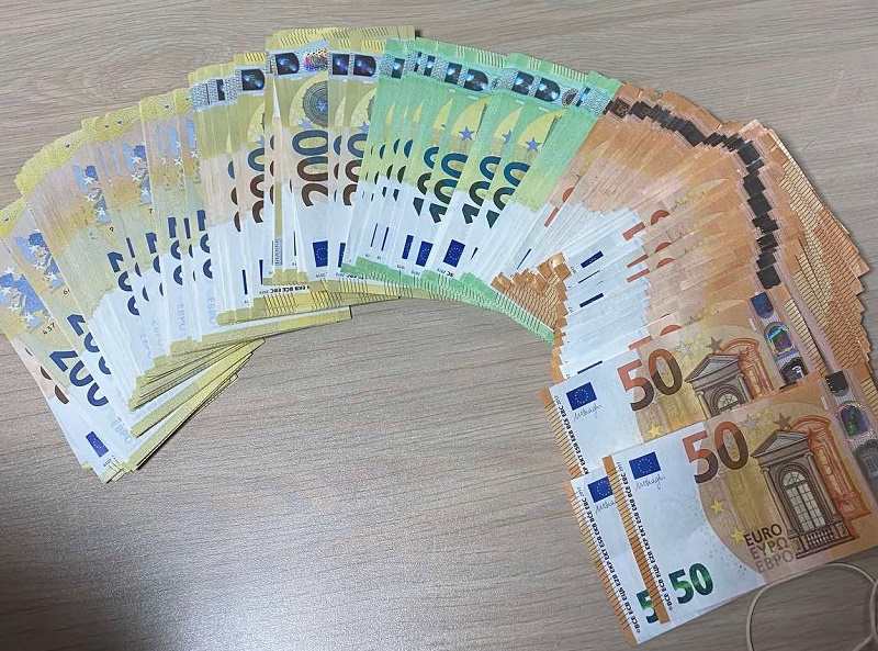 60.000 ЕВРА У ЛУКСУЗНОЈ ЖЕНСКОЈ ТАШНИ 60.000 ЕВРА У ЛУКСУЗНОЈ ЖЕНСКОЈ ТАШНИ