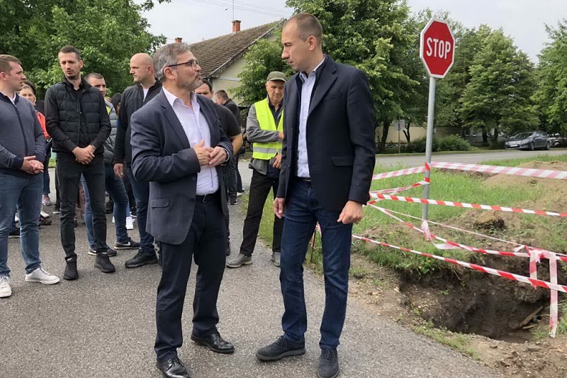 РАДОЈЕВИЋ ОБИШАО ЗНАЧАЈНЕ ИНВЕСТИЦИЈЕ У ОПШТИНИ СРБОБРАН РАДОЈЕВИЋ ОБИШАО ЗНАЧАЈНЕ ИНВЕСТИЦИЈЕ У ОПШТИНИ СРБОБРАН