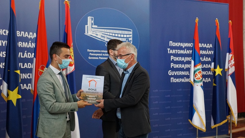 ФОНД И УДРУЖЕЊА ПОТПИСАЛИ УГОВОРЕ ЗА РЕАЛИЗАЦИЈУ ПРОГРАМА ФОНД И УДРУЖЕЊА ПОТПИСАЛИ УГОВОРЕ ЗА РЕАЛИЗАЦИЈУ ПРОГРАМА