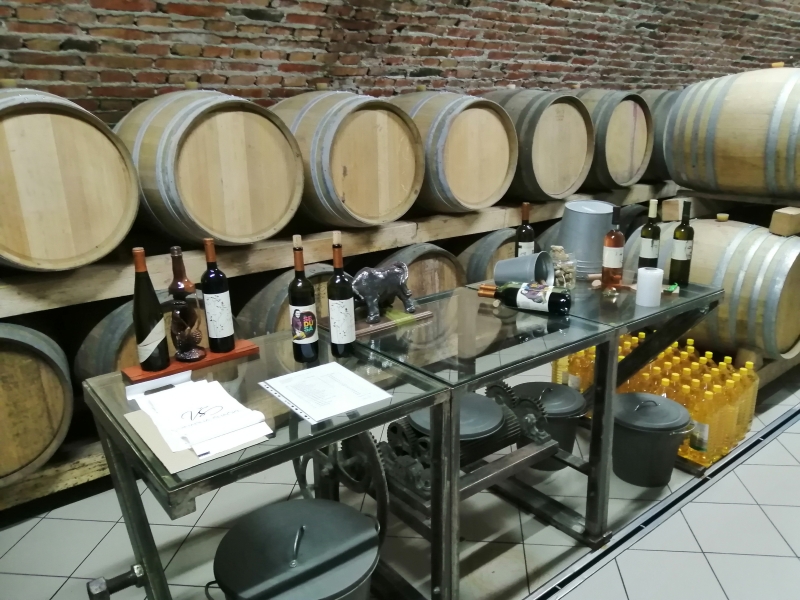 ПОРОДИЧНА ВИНАРИЈА ШИЈАЧКИ ИЗ БАНОШТОРА ПОРОДИЧНА ВИНАРИЈА ШИЈАЧКИ ИЗ БАНОШТОРА
