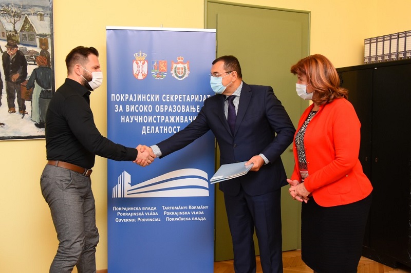 НАСТАВЉА СЕ АКЦИЈА „ПРАВО НА ПРВУ ШАСНУ“ – СЕКРЕТАР МИЛОШЕВИЋ УРУЧИО УГОВОРЕ НЕЗАПОСЛЕНИМ ДОКТОРИМА НАУКА НАСТАВЉА СЕ АКЦИЈА „ПРАВО НА ПРВУ ШАСНУ“ – СЕКРЕТАР МИЛОШЕВИЋ УРУЧИО УГОВОРЕ НЕЗАПОСЛЕНИМ ДОКТОРИМА НАУКА