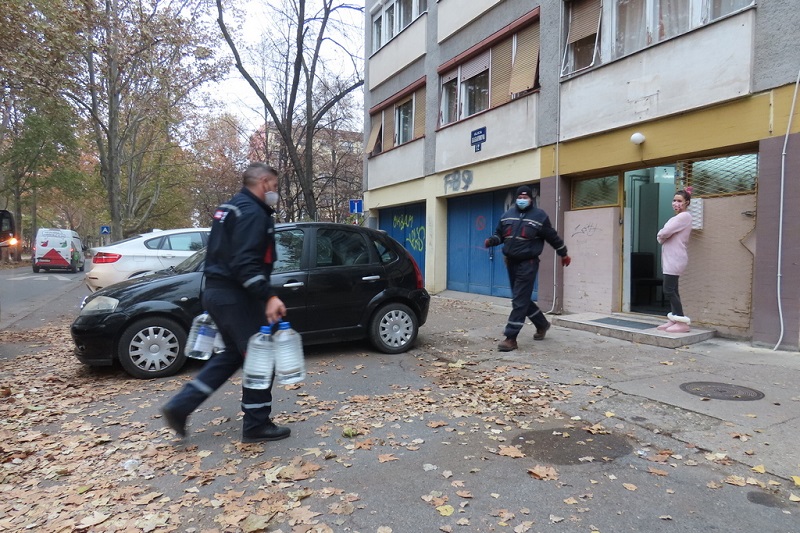 ЈКП „ПАРКИНГ СЕРВИС“ ДОСТАВЉА УПРАВНИЦИМА СТАМБЕНИХ ЗГРАДА ДЕЗИНФЕКЦИОНА СРЕДСТАВА ЈКП „ПАРКИНГ СЕРВИС“ ДОСТАВЉА УПРАВНИЦИМА СТАМБЕНИХ ЗГРАДА ДЕЗИНФЕКЦИОНА СРЕДСТАВА