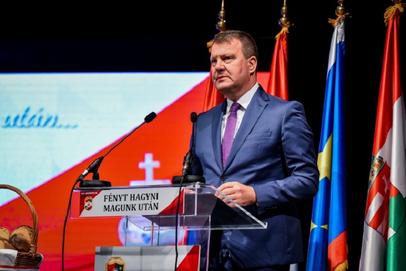 ИЗЈАШЊАВАЊЕ О НАЦИОНАЛНОЈ ПРИПАДНОСТИ У ВОЈВОДИНИ СЛОБОДНО, АЛИ БЕЗ ЛАЖНОГ ДИЈАЛОГА О НЕПОСТОЈЕЋИМ ТЕРМИНИМА И ОДРЕДНИЦАМА ИЗЈАШЊАВАЊЕ О НАЦИОНАЛНОЈ ПРИПАДНОСТИ У ВОЈВОДИНИ СЛОБОДНО, АЛИ БЕЗ ЛАЖНОГ ДИЈАЛОГА О НЕПОСТОЈЕЋИМ ТЕРМИНИМА И ОДРЕДНИЦАМА