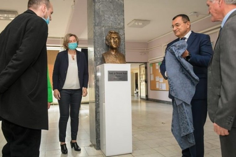 ОТКРИВЕНА СПОМЕН-БИСТА ПРОФ. ДР МИЧУРИНA МИРЧЕТA БЕРАРA У КИКИНДИ ОТКРИВЕНА СПОМЕН-БИСТА ПРОФ. ДР МИЧУРИНA МИРЧЕТA БЕРАРA У КИКИНДИ