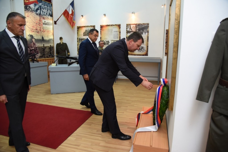 ПРЕДСЕДНИК МИРОВИЋ ПОСЕТИО ПРВУ БРИГАДУ КОПНЕНЕ ВОЈСКЕ ПРЕДСЕДНИК МИРОВИЋ ПОСЕТИО ПРВУ БРИГАДУ КОПНЕНЕ ВОЈСКЕ