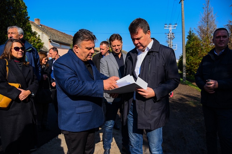 МИРОВИЋ: У ВОЈВОДИНИ У ТОКУ ОБИМНА РЕКОНСТРУКЦИЈА ЛОКАЛНИХ ПУТЕВА МИРОВИЋ: У ВОЈВОДИНИ У ТОКУ ОБИМНА РЕКОНСТРУКЦИЈА ЛОКАЛНИХ ПУТЕВА